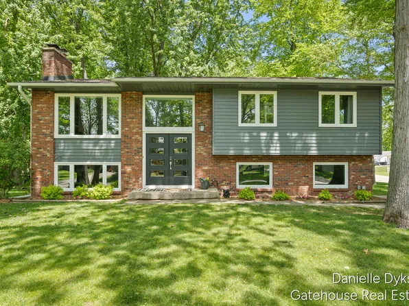 4063 Cambridge Dr, Hudsonville, MI 49426