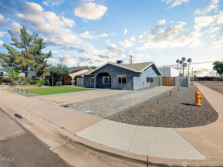 2217 N Sunset Dr — Photo 3