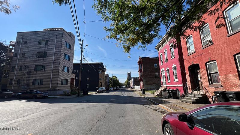 4th image of 3161 6th Avenue