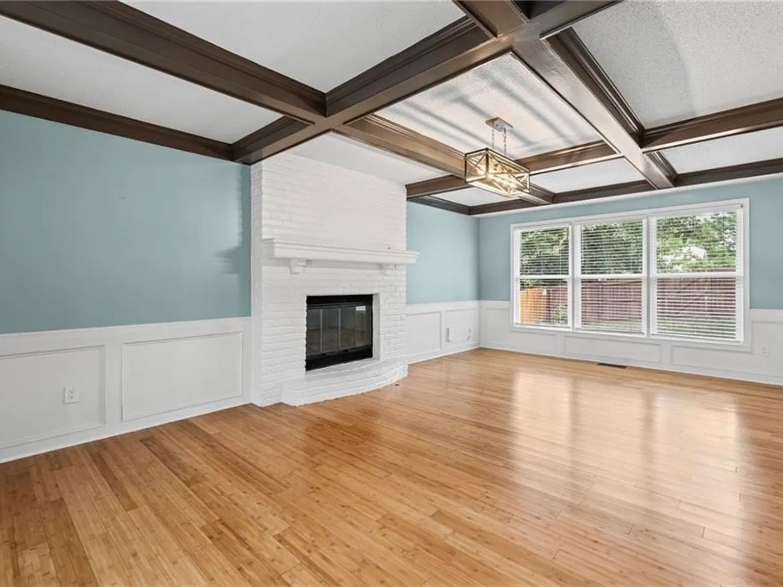 4 bed, 2.5 bath, 2560 sqft, $3,800 — Photo 2