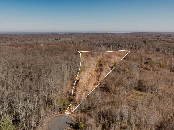 8311 Daisy Ln, King George, VA 22485