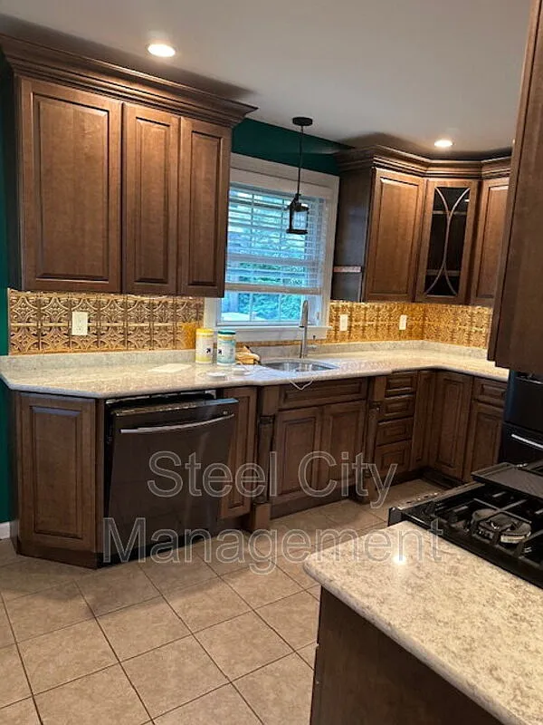 3 bed, 1.0 bath, 1100 sqft, $1,700 — Photo 3