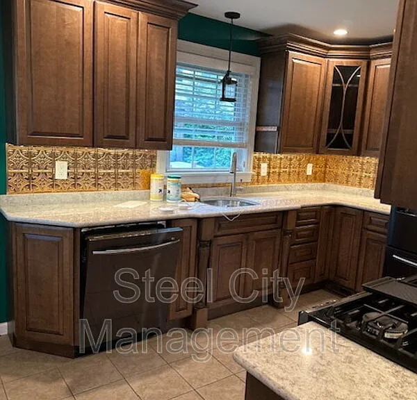 851 Kennedy St — Photo 3