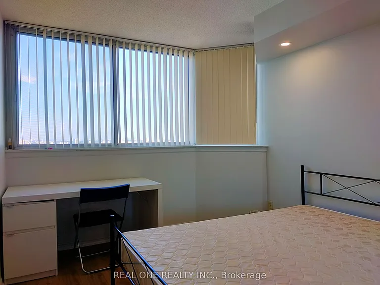880 Dundas St W #1404 — Photo 12