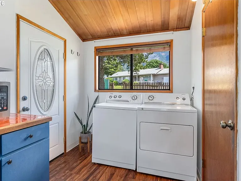 115 NE Riverview Dr — Photo 13
