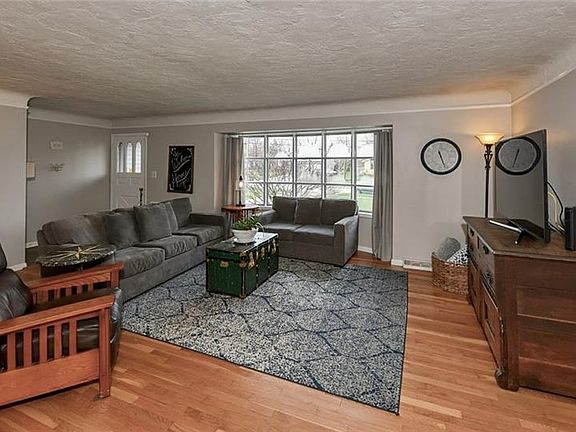 2nd image of 921 Rose Blvd
