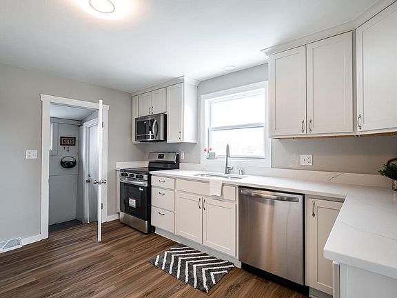3rd image of 224 Madison STREET