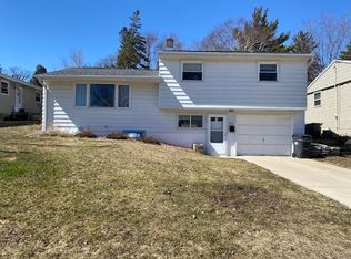 2016 Jourdain Ln, Green Bay, WI 54301