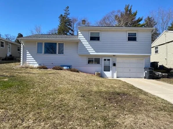 2016 Jourdain Ln, Green Bay, WI 54301