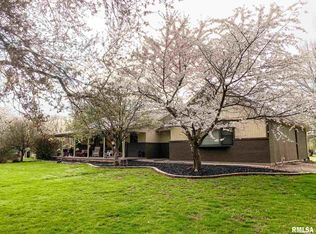 619 Covered Bridge Rd, Glenarm, IL 62536