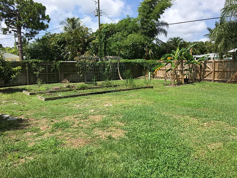 912 SE Dolphin Dr — Photo 13