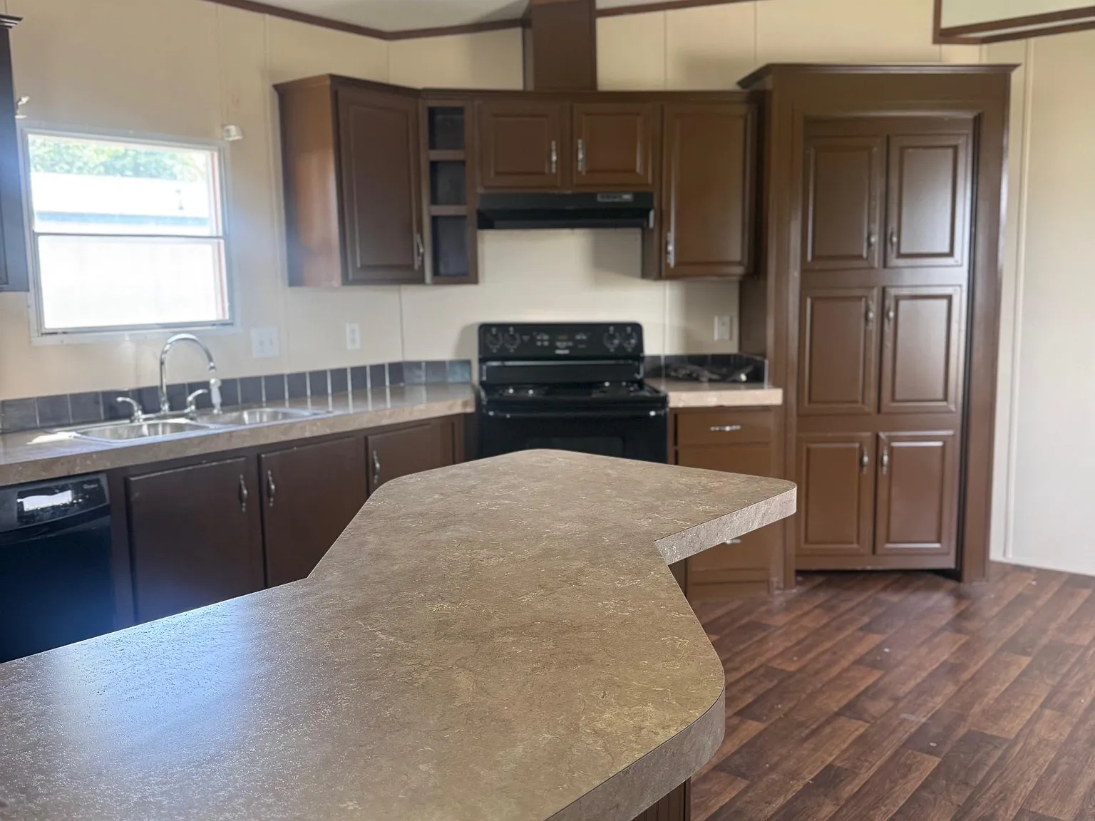 3 bed, $1,100 — Photo 2