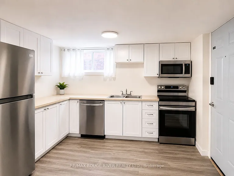 95 Diffin Dr — Photo 2