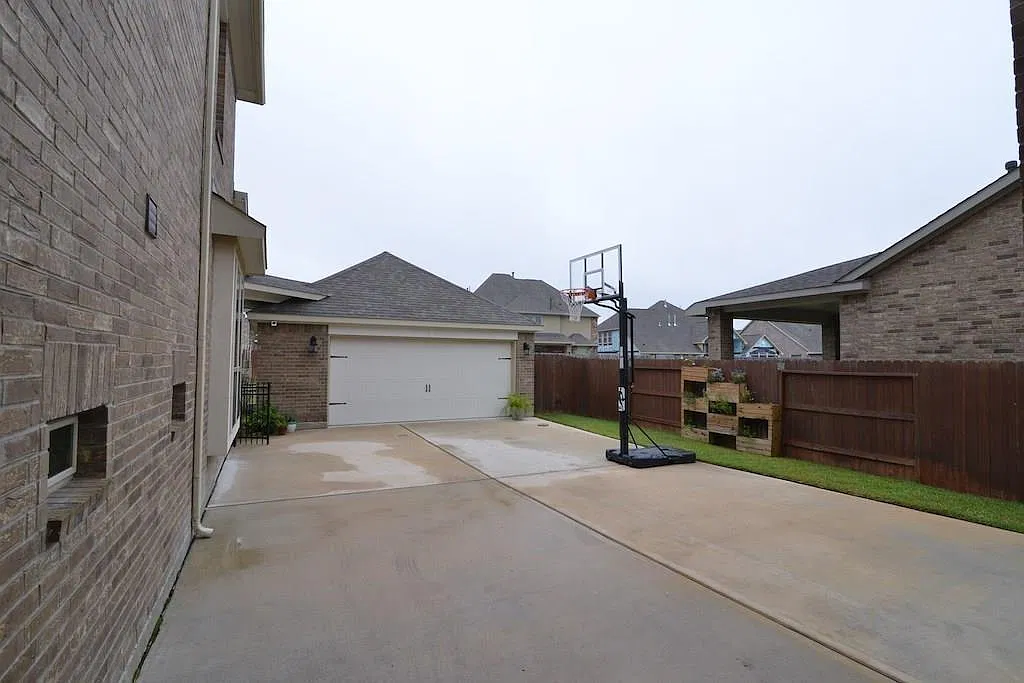 5 bed, 4.5 bath, 4252 sqft, $4,995 — Photo 3