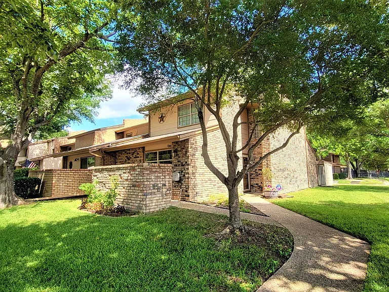2118 Warnford Pl — Photo 3