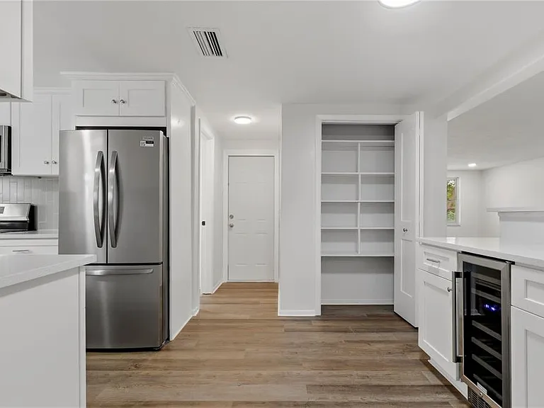 5165 Greenwood St — Photo 10