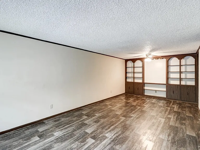 Camellia Court Apartments — Photo 25