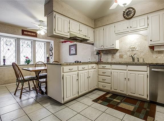 3rd image of 4018 Three Oaks Dr