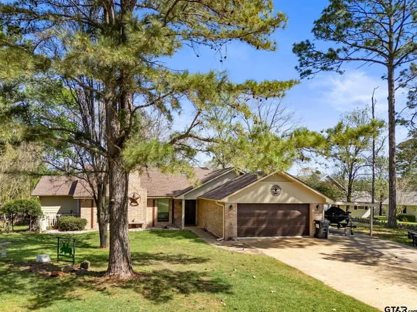 109 Old Barn Cir, Holly Lake Ranch, TX 75765