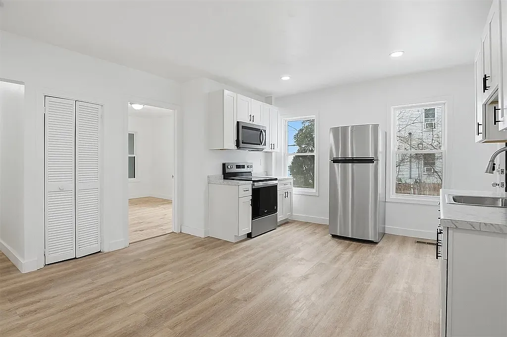 3 bed, 1050 sqft, $2,250 — Photo 4