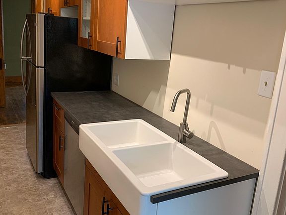 3rd image of 929 Wealthy St SE APT 1