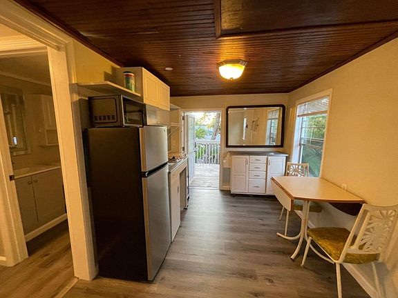 4th image of 2227 Hyde Park St #2