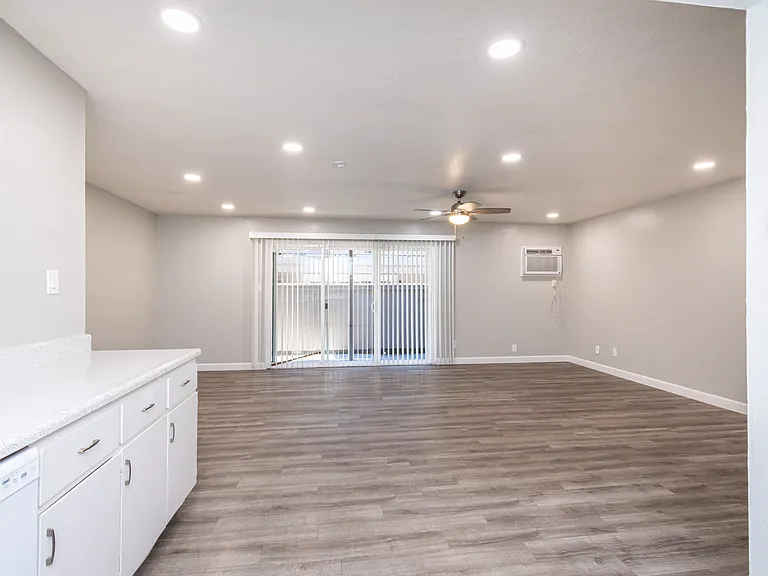 2 Bedroom Livingroom
