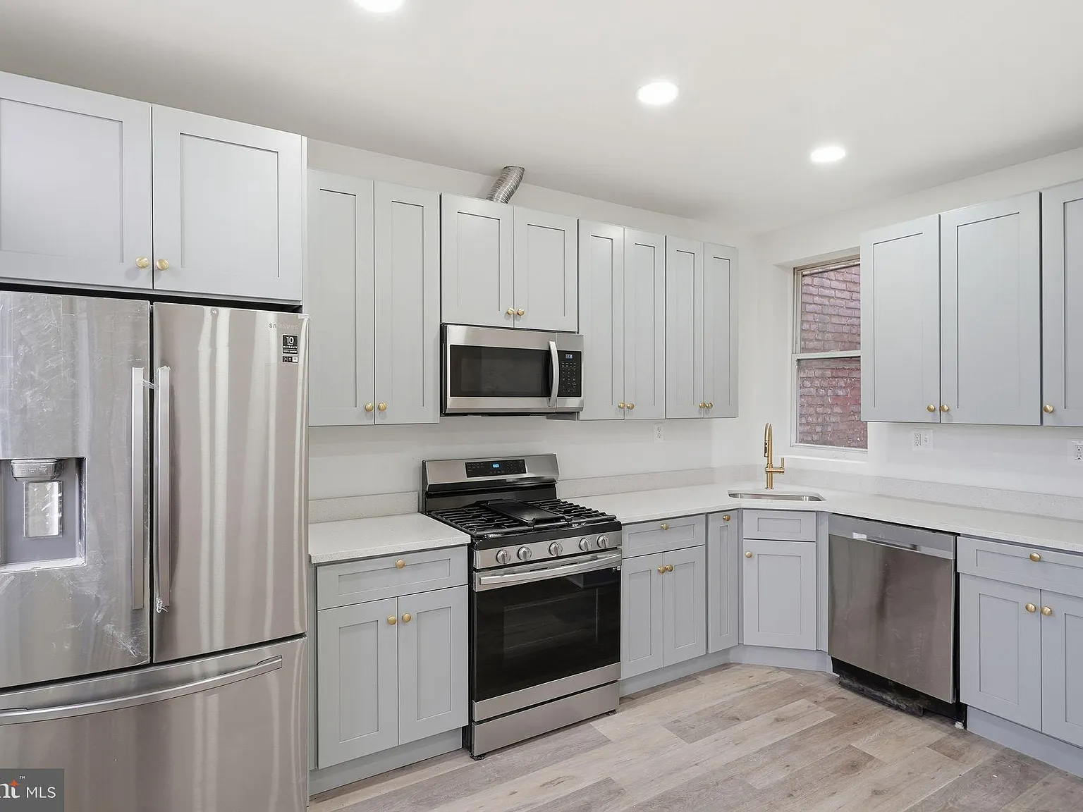 3 bed, 3698 sqft, $3,950 — Photo 2