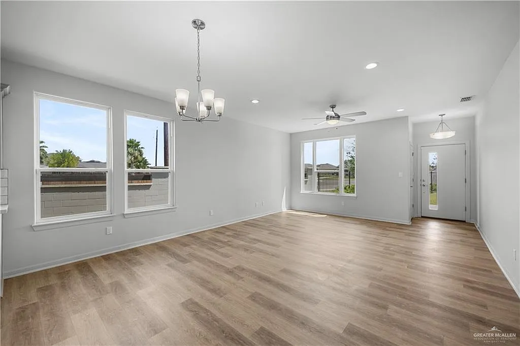 3 bed, 2.5 bath, 2297 sqft, $2,300 — Photo 4