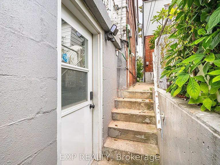716 Brock Ave #B — Photo 2