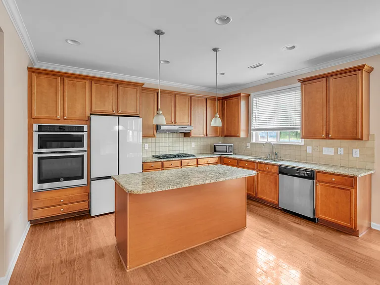 240 Seymour Pl — Photo 7