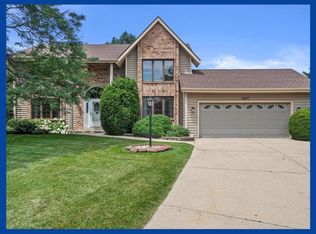 3967 S Victoria Cir, New Berlin, WI 53151