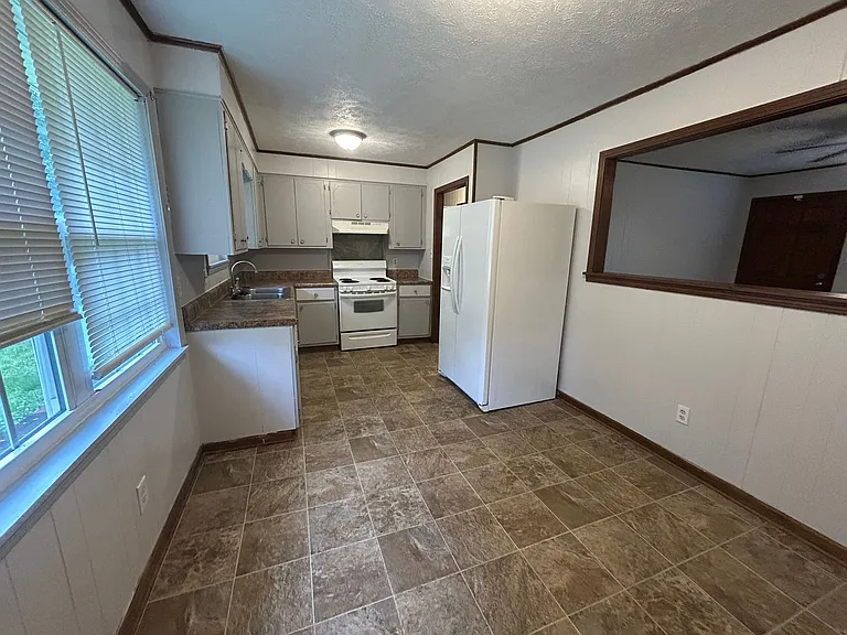 610 Cottonwood Dr — Photo 3