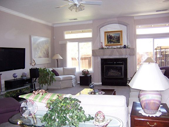 Game room w/crown molding