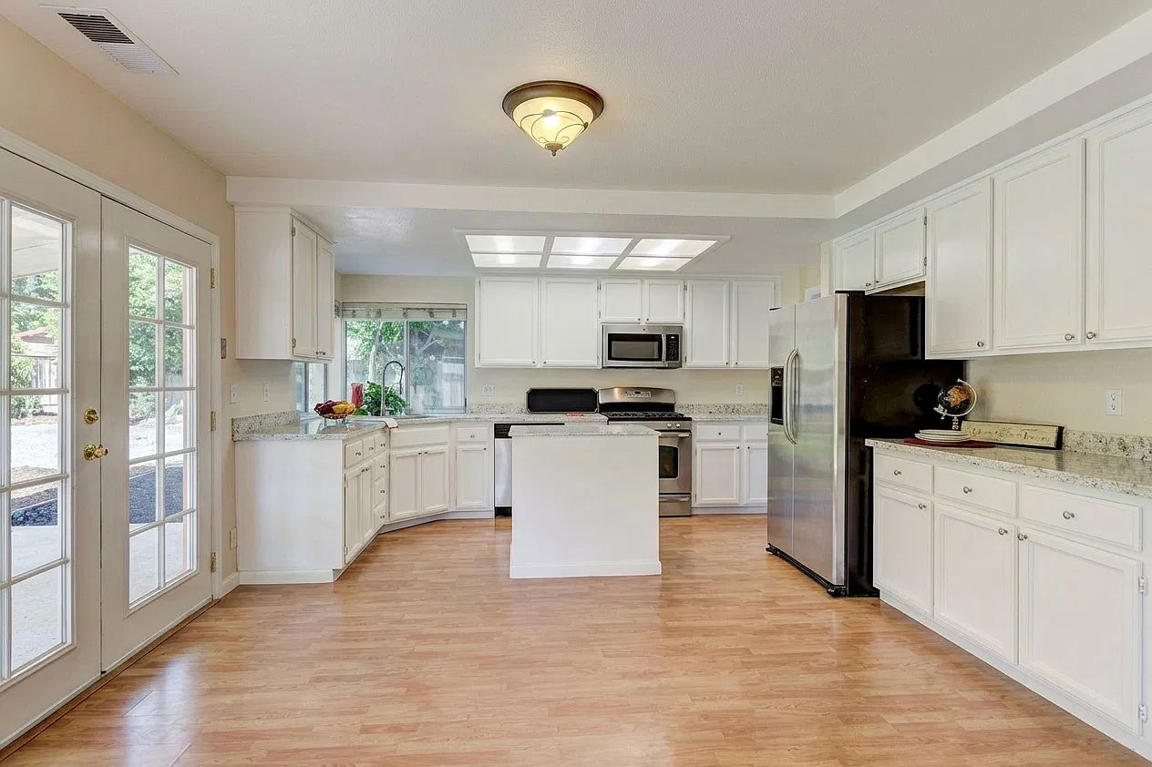 23 Foxtail Ct — Photo 2