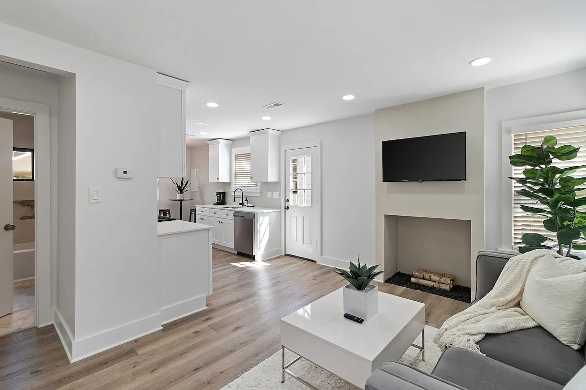 2 bed, $3,420 — Photo 1