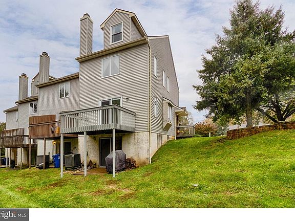 3rd image of 201 Pinebrooke Cir