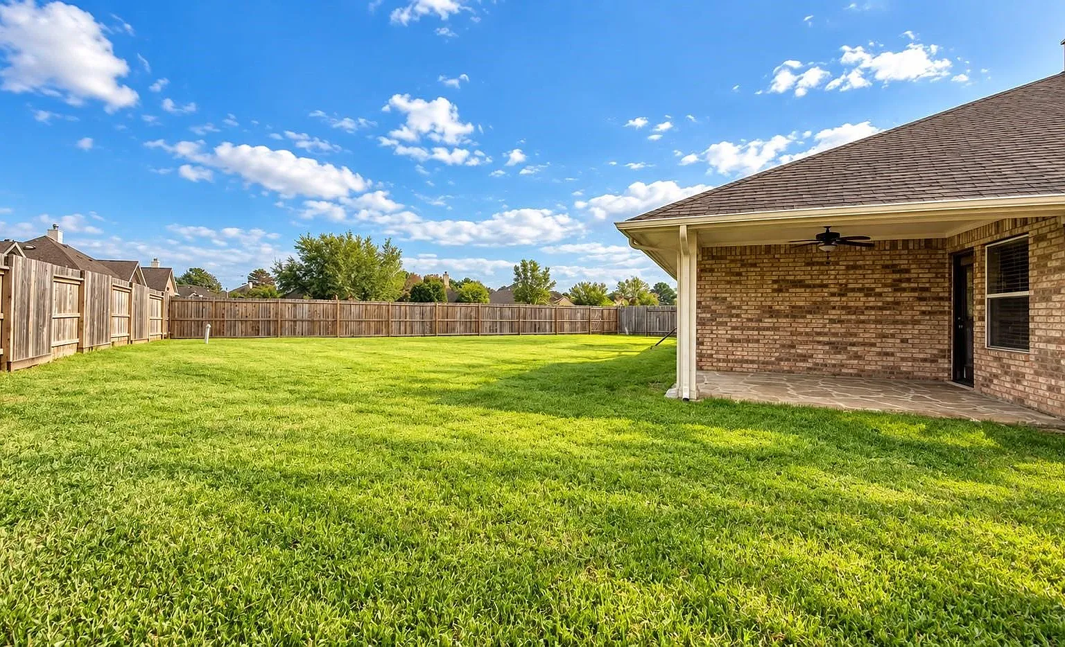 4 bed, 2.0 bath, 2011 sqft, $2,350 — Photo 2