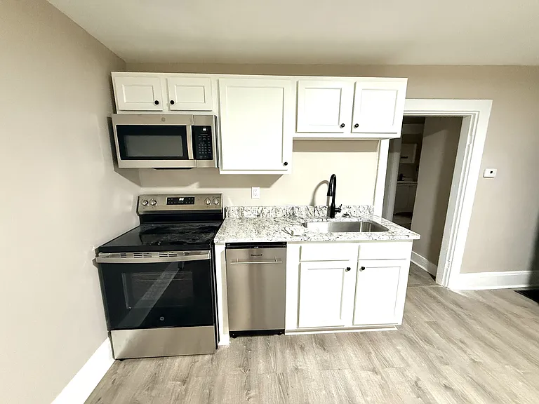 121 N Broadway St #4 — Photo 3