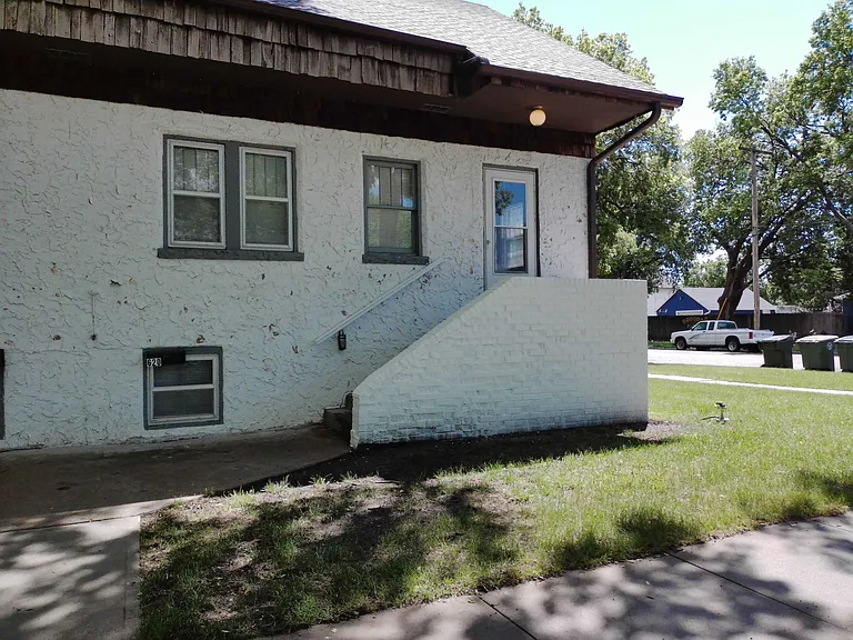 620 W 1st St — Photo 1
