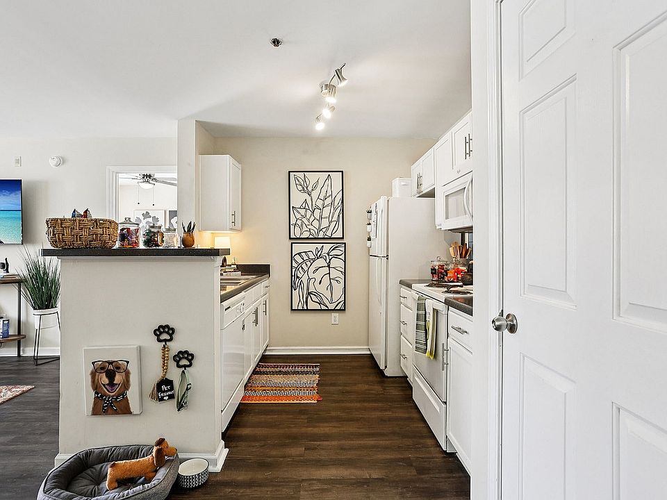 13-web-or-mls-University Ave-S2210-013