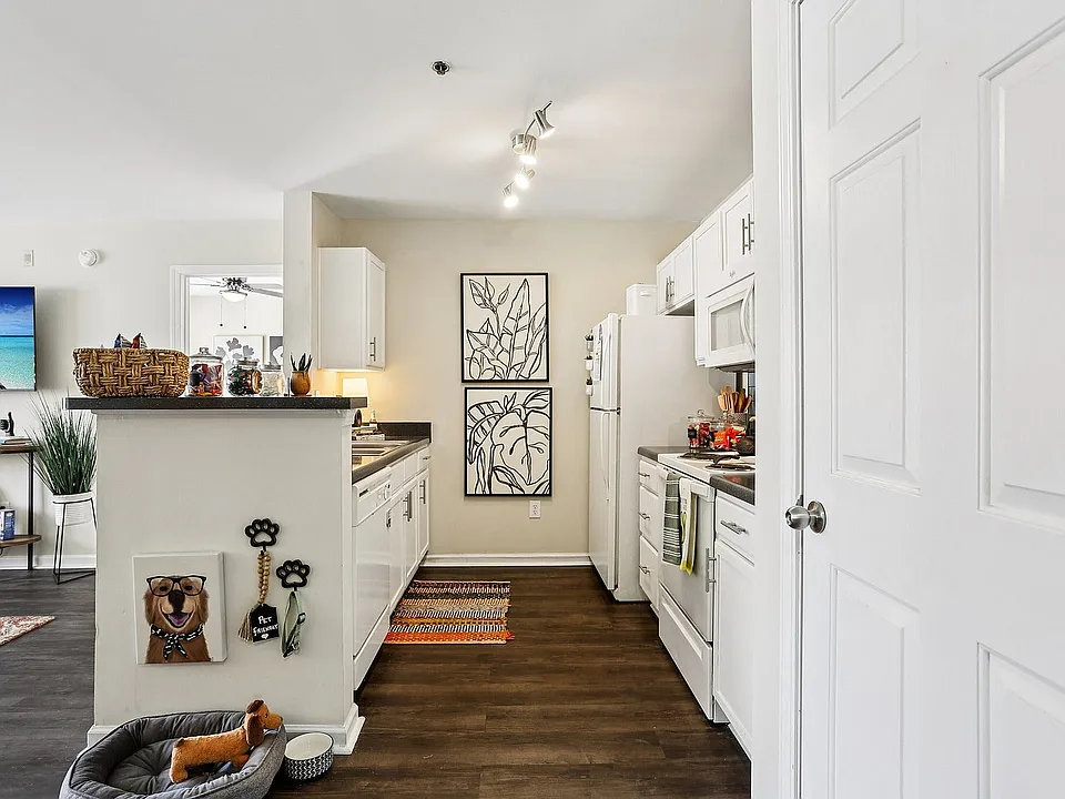 13-web-or-mls-University Ave-S2210-013