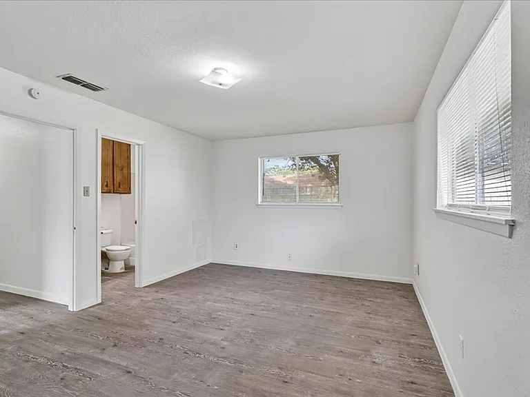 1622 La Joya St — Photo 24