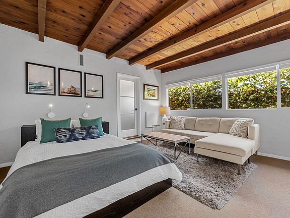 Studio 'guesthouse' with abundant windows and total privacy. Local artwork adorn all the walls for a unique San Diego space!