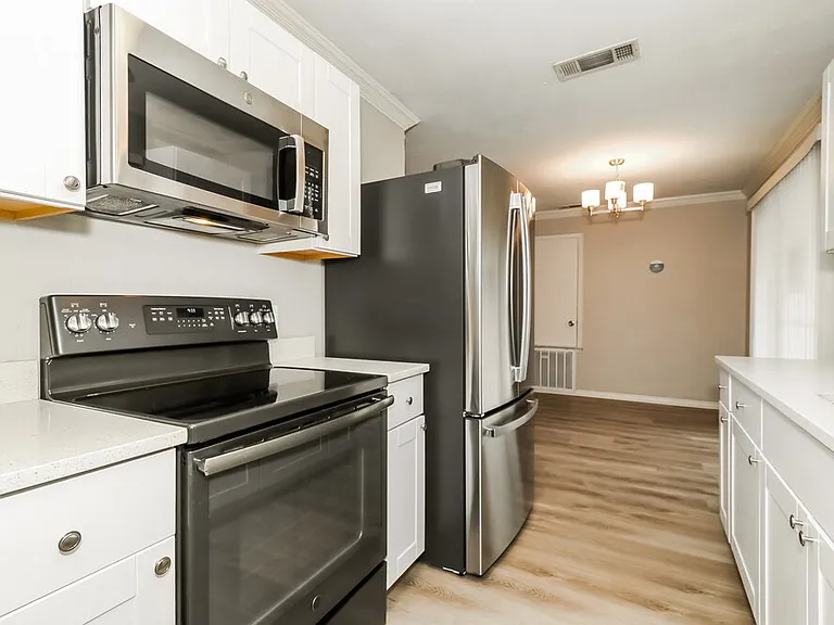 721 Oak Grove Ln — Photo 10