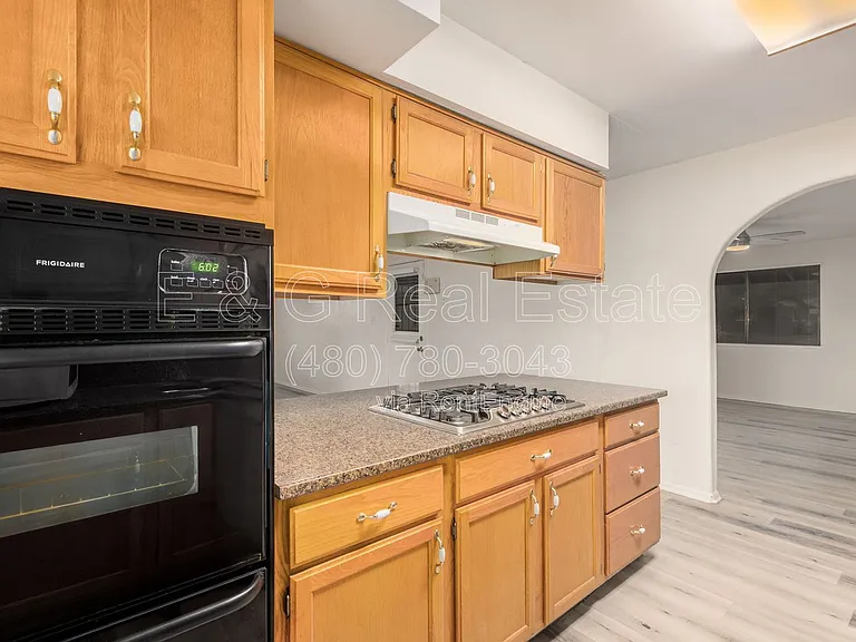 1136 W 12th St — Photo 14
