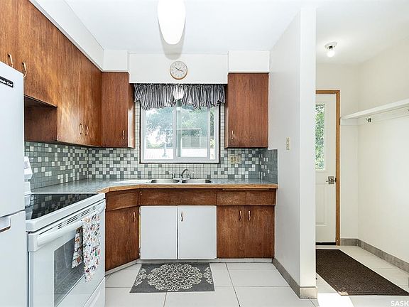 3rd image of 2113 Louise AVENUE
