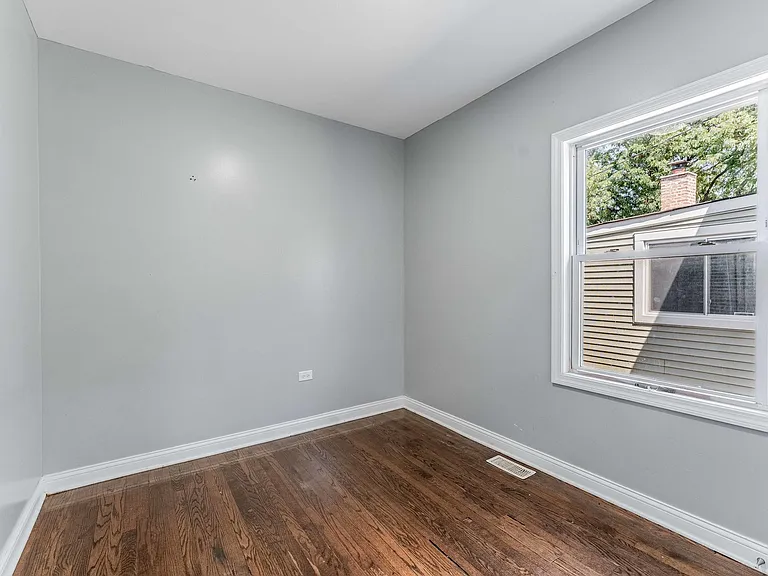 7008 S Oakley Ave — Photo 11
