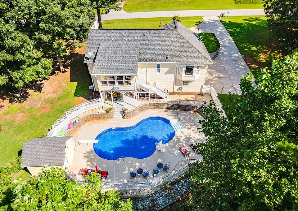 1st image of 92 Gina Dr