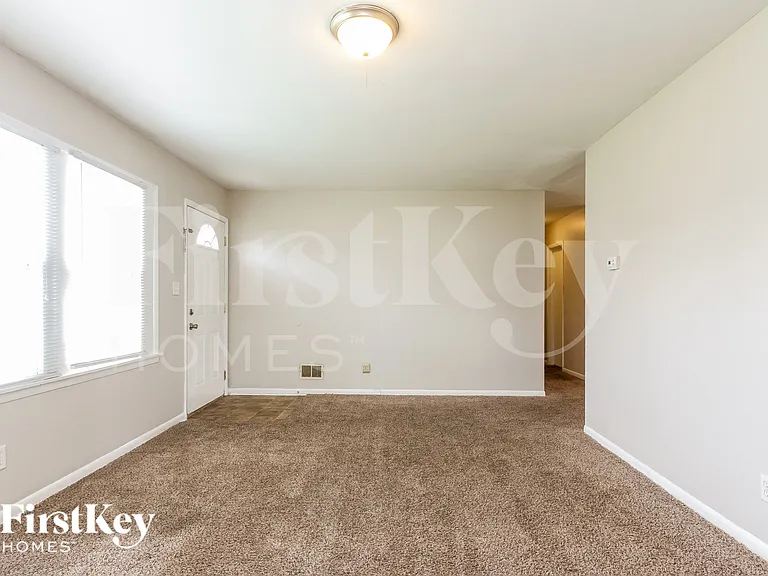 1425 Western Dr — Photo 2
